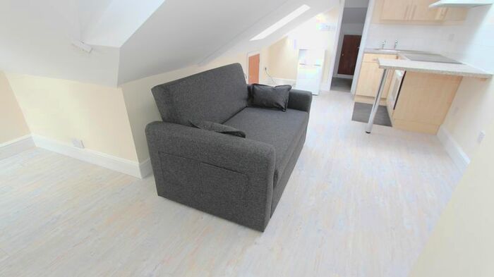 Studio To Rent In Green Lanes, London, N13