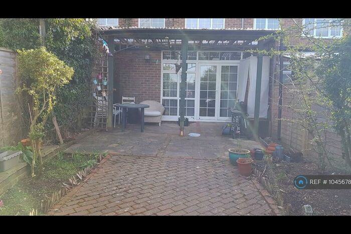 Studio To Rent In Bradley Court, Guildford, GU1