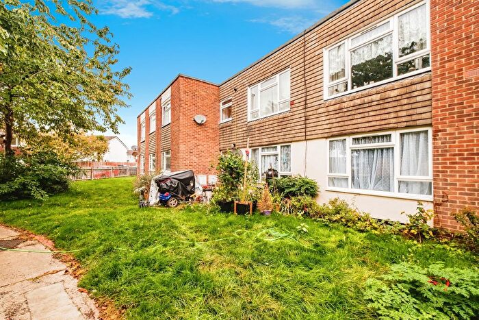 1 Bedroom Flat For Sale In Potters Mead, Wick, Littlehampton, BN17