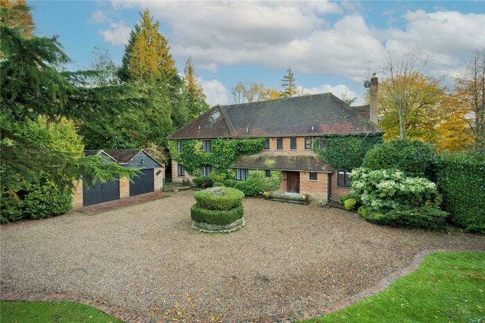 Detached House To Rent In Brooks Close, Weybridge, Surrey, KT13