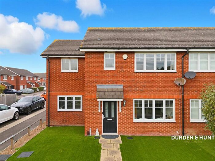 4 Bedroom End Of Terrace House For Sale In Ridgewell Grove, Hornchurch, RM12