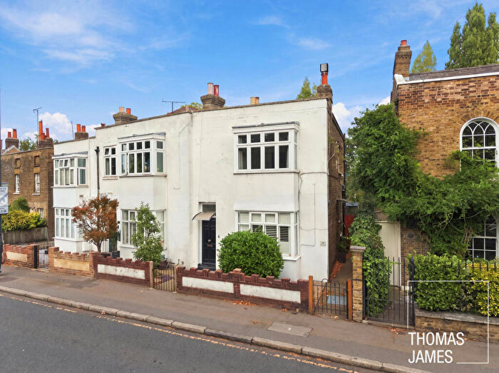 2 Bedroom Maisonette For Sale In Chase Side, Enfield, EN2