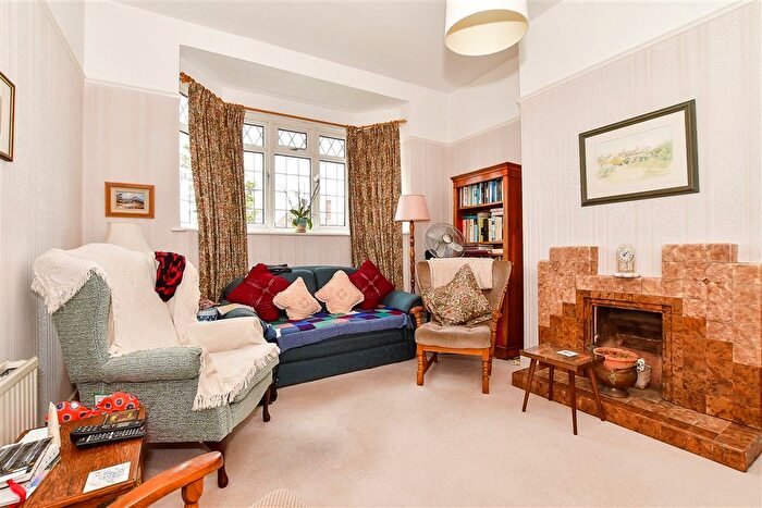 4 Bedroom Chalet For Sale In Orchard Drive, Tonbridge, Kent, TN10