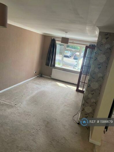 3 Bedroom Semi-Detached House To Rent In Broomfields Close, Solihull, B91