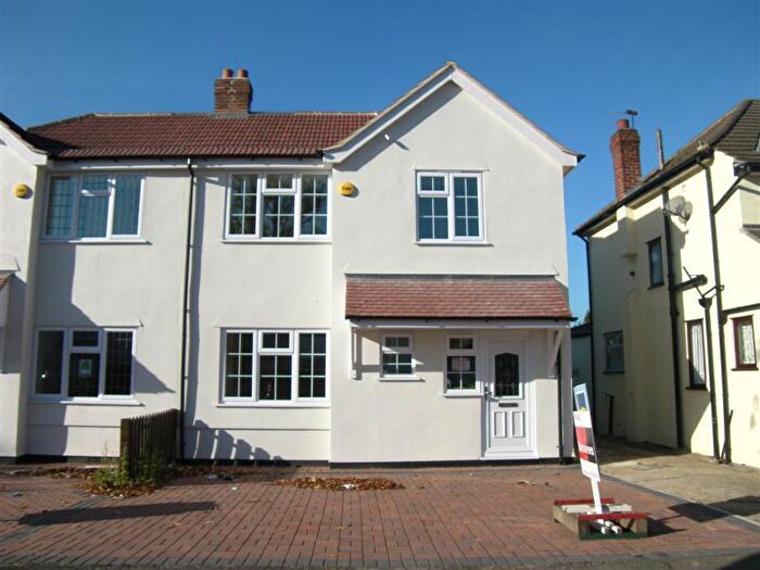 4 Bedroom Semi Detached House To Rent In Coronation Drive Hornchurch Essex, RM12