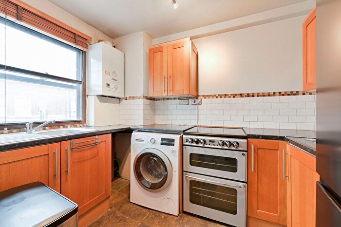 1 Bedroom Flat For Sale In Penn Court, Hammersmith, London, W14