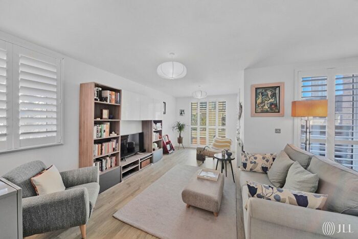3 Bedroom End Of Terrace House For Sale In Potters Row, London, E20