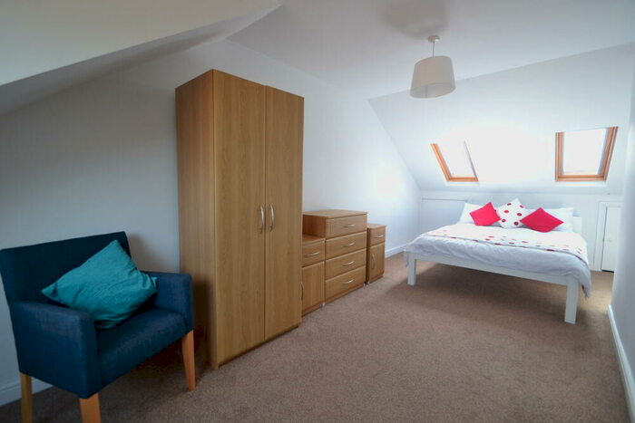 2 Bedroom Detached House To Rent In Cycle Road, Lenton, Nottingham, NG7