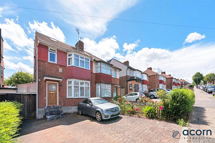 4 Bedroom Semi Detached House For Sale In Springfield Mount, Kingsbury, London, NW9