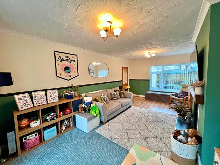 3 Bedroom Semi-Detached House For Sale In Heol-Y-Bardd, Bridgend County Borough, CF31 - Photo 9