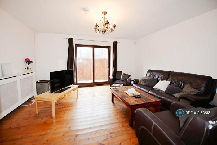 4 Bedroom Semi-Detached House To Rent In Willow Tree Close, London, E3