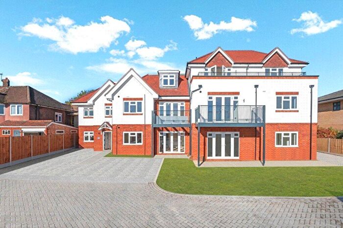 3 Bedroom Flat For Sale In Ruxley Lane, Ewell, KT19