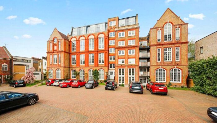 2 Bedroom Flat To Rent In Albany Road, Walworth, London, SE5