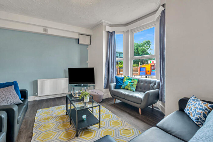 8 Bedroom House To Rent In Cardigan Road, Leeds, LS6