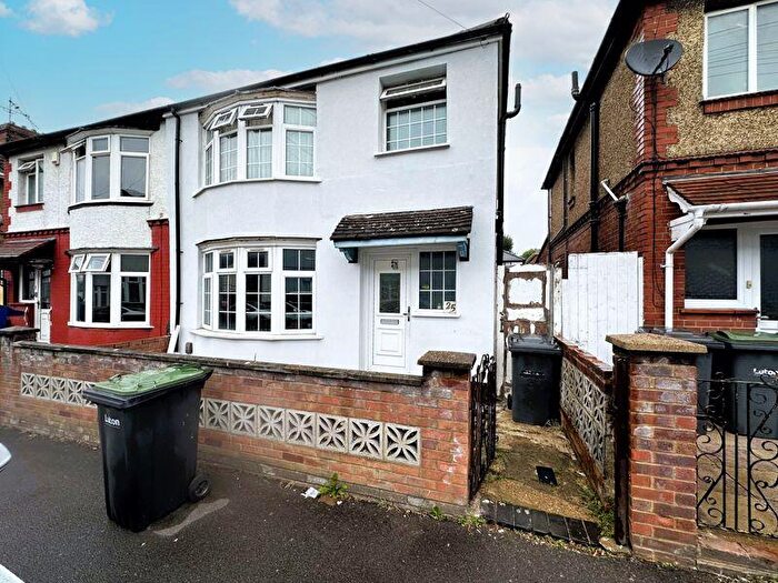 3 Bedroom Semi-Detached House For Sale In Holland Road, Luton, LU3