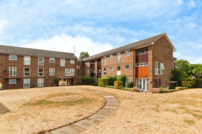 2 Bedroom Flat For Sale In Hilly Fields, Welwyn Garden City, AL7