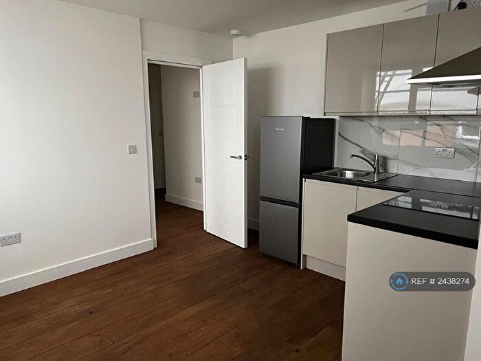 Studio To Rent In Ballards Lane, London, N3