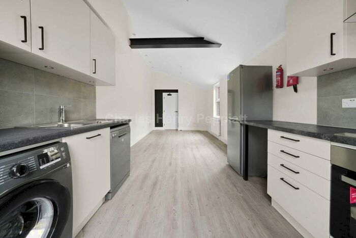 3 Bedroom Apartment To Rent In Sydney Road, Harringay, N8