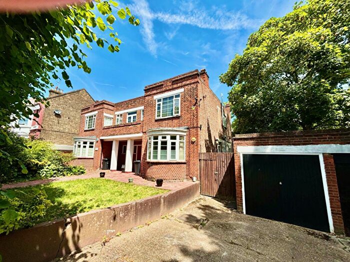 2 Bedroom Maisonette To Rent In Lonsdale Road, Wanstead, London, E11