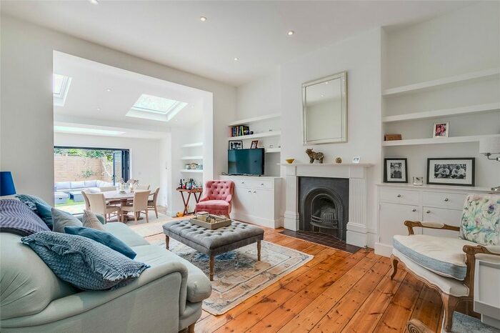 2 Bedroom Flat To Rent In Broomwood Road, London, SW11