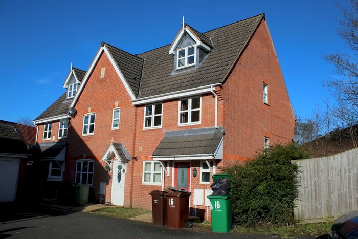 3 Bedroom Town House To Rent In Marsden Close, Nottingham, NG6