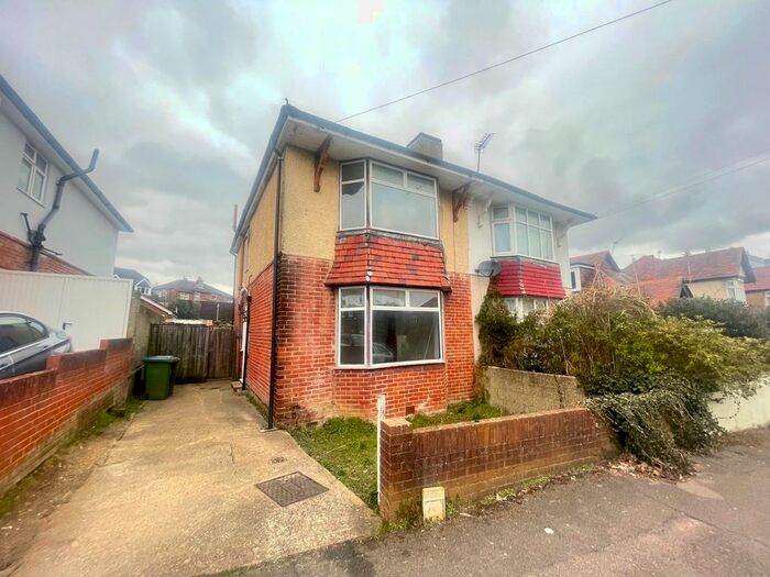 3 Bedroom Semi-Detached House To Rent In Hartley Avenue, Southampton, SO17