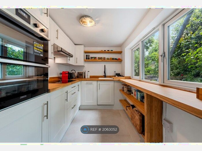 2 Bedroom Flat To Rent In Greenwood Road, London, E8
