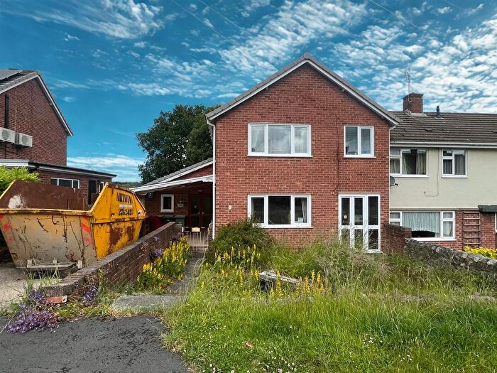 3 Bedroom Semi-Detached House For Sale In Cuttholme Road, Chesterfield, S40