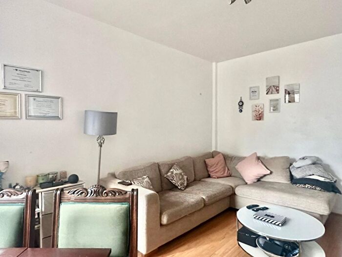 2 Bedroom Flat To Rent In Belvedere Court, - Upper Richmond Road, London, SW15