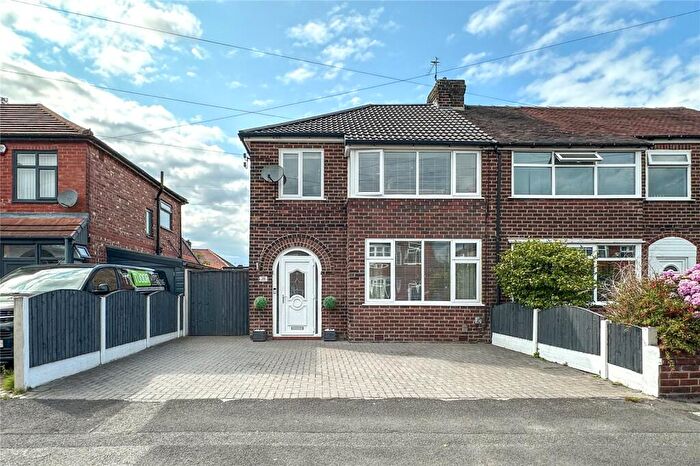 3 Bedroom Semi-Detached House For Sale In Tudor Avenue, Chadderton, Oldham, OL9