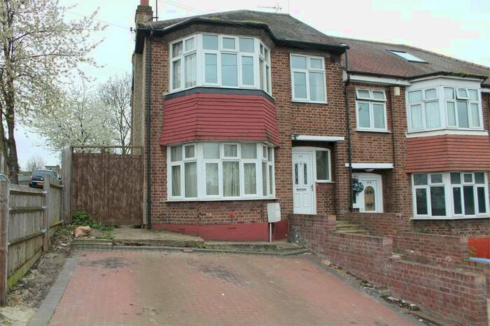 3 Bedroom Property To Rent In Evesham Road, London N11
