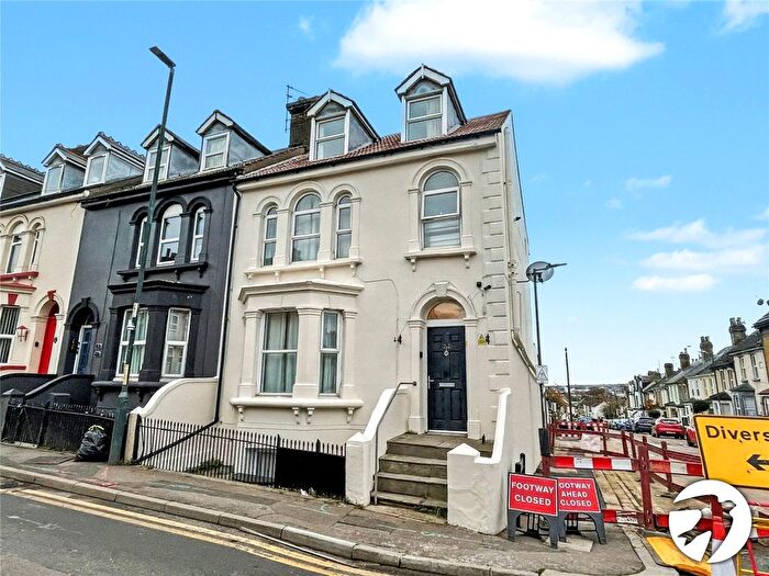 6 Bedroom End Terrace House For Sale In Frindsbury Road, Rochester, Kent, ME2