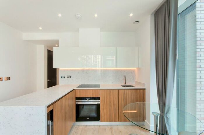 Flat To Rent In Goodman's Fields, Piazza Walk, Aldgate, London, E1