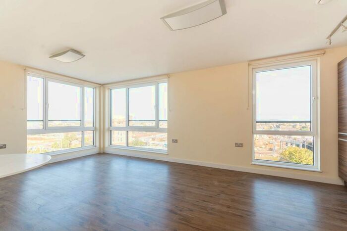 2 Bedroom Flat To Rent In The Green, Southall, UB2