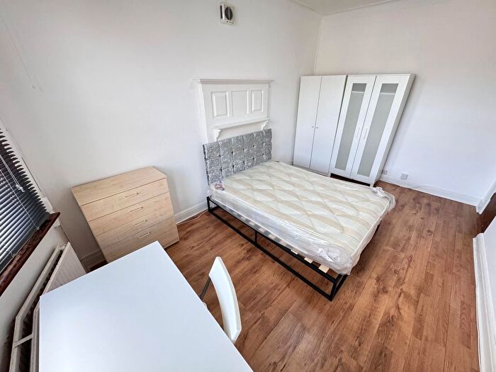 2 Bedroom Flat To Rent In A Watford Way, London, NW4