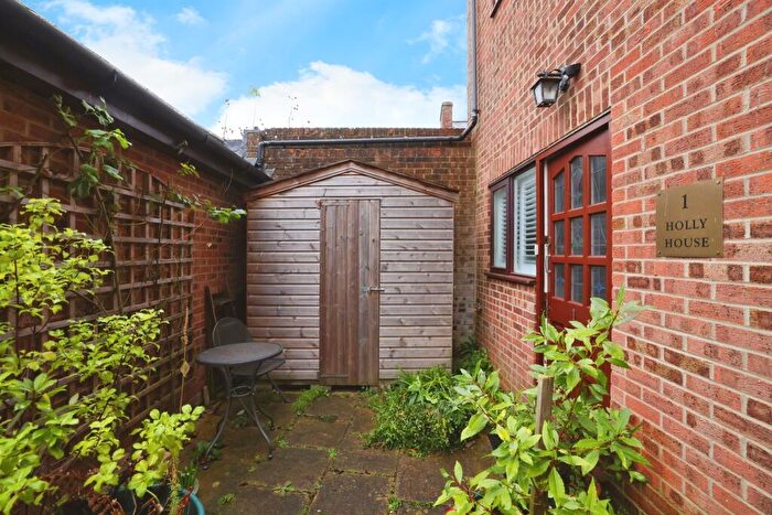 1 Bedroom Flat For Sale In Harcourt Terrace, Salisbury, SP2