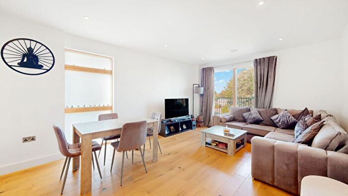 1 Bedroom Flat For Sale In Oak Lodge, Riverwell Close, Watford, WD18