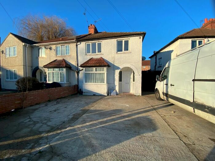 4 Bedroom Semi-Detached House To Rent In Seymour Road, Slough SL1