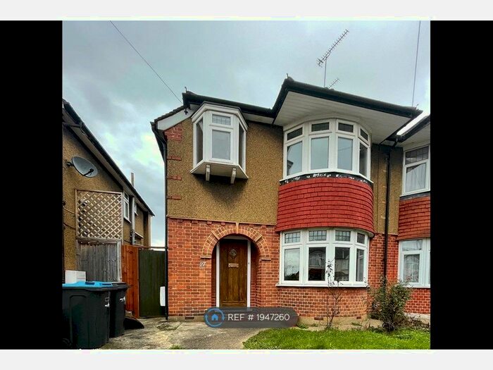 3 Bedroom Semi-Detached House To Rent In Ridge Road, London, N21