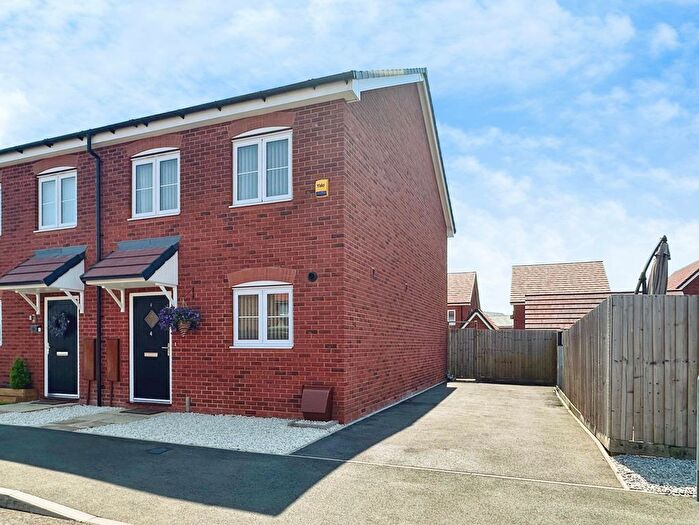 3 Bedroom Semi Detached House For Sale In Hornbeam Way, Wolverhampton, WV11