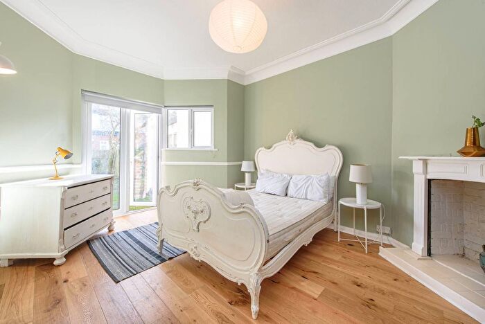 1 Bedroom Flat To Rent In Ambrose Avenue, Golders Green, London, NW11