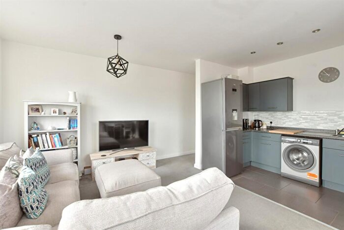 2 Bedroom Flat For Sale In Crosse Courts, Basildon, Essex, SS15