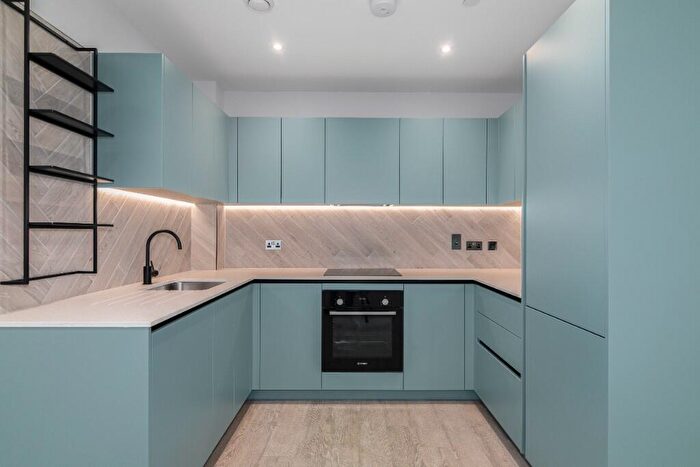 2 Bedroom Flat To Rent In Memorial Avenue, Slough, Berkshire, SL1