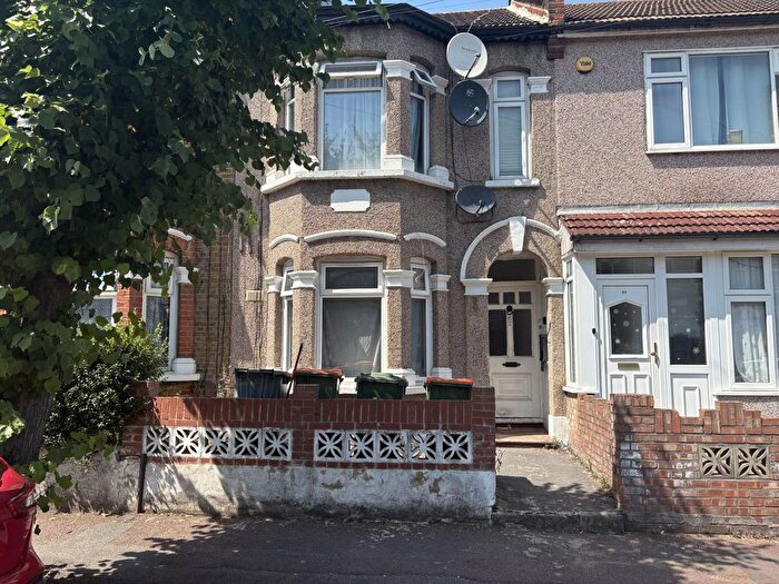 2 Bedroom Flat For Sale In Colchester Avenue, Manor Park, E12