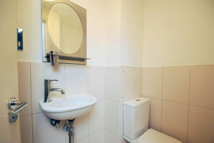 Studio To Rent In Bishopsgate, City, London, EC2N