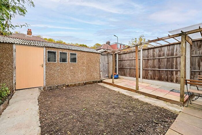 4 Bedroom End Of Terrace House To Rent In Chingford Mount, Chingford, London, E4
