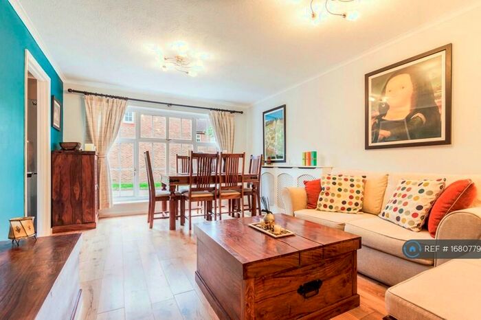 2 Bedroom Flat To Rent In Irvine Place, Virginia Water, GU25