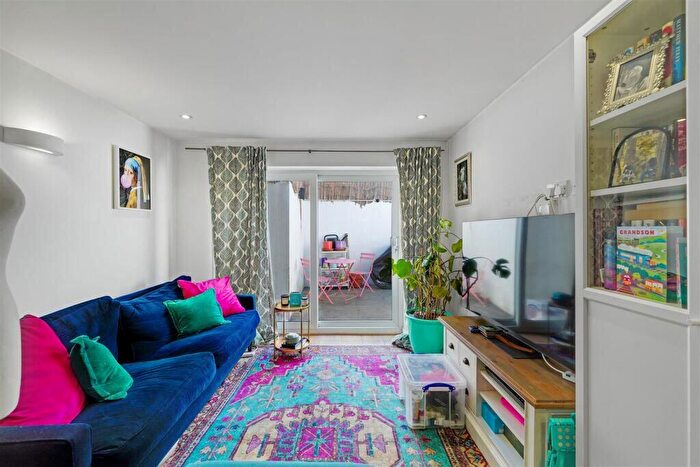 3 Bedroom Maisonette For Sale In High Street, Hampton Wick, Kingston Upon Thames, KT1