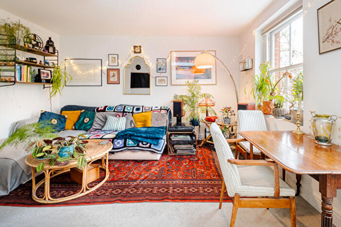 1 Bedroom Character Property For Sale In Upper Street, London, N1