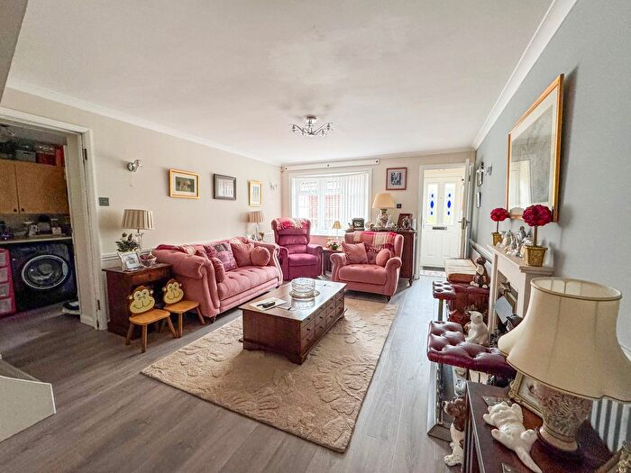 3 Bedroom Semi-detached House For Sale In Caernarvon Close, Hockley, SS5